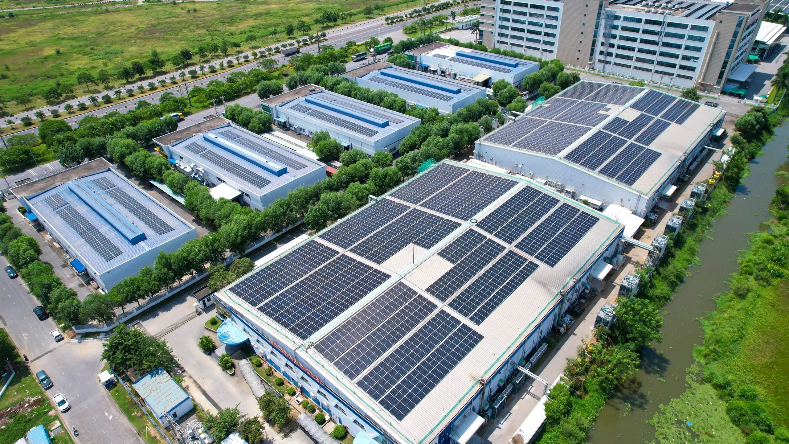 Commercial rooftop solar installation with encapsulation films